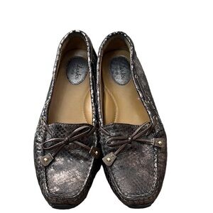 Clarks women’s artisan Dunbar cruiser loafer. Metallic Bronze snake skin. Size 7